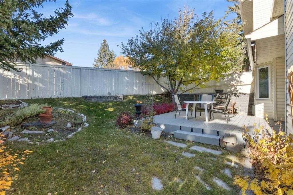 15 Millrise Lane SW, Calgary — photo 3 of 36