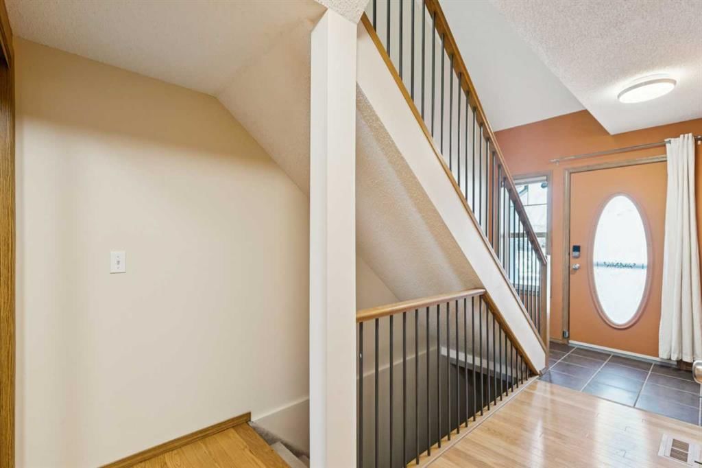 39 Country Village Circle NE, Calgary — photo 3 of 27