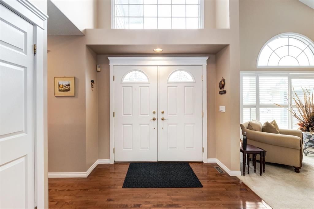 51 Woodacres Crescent SW, Calgary — photo 3 of 50