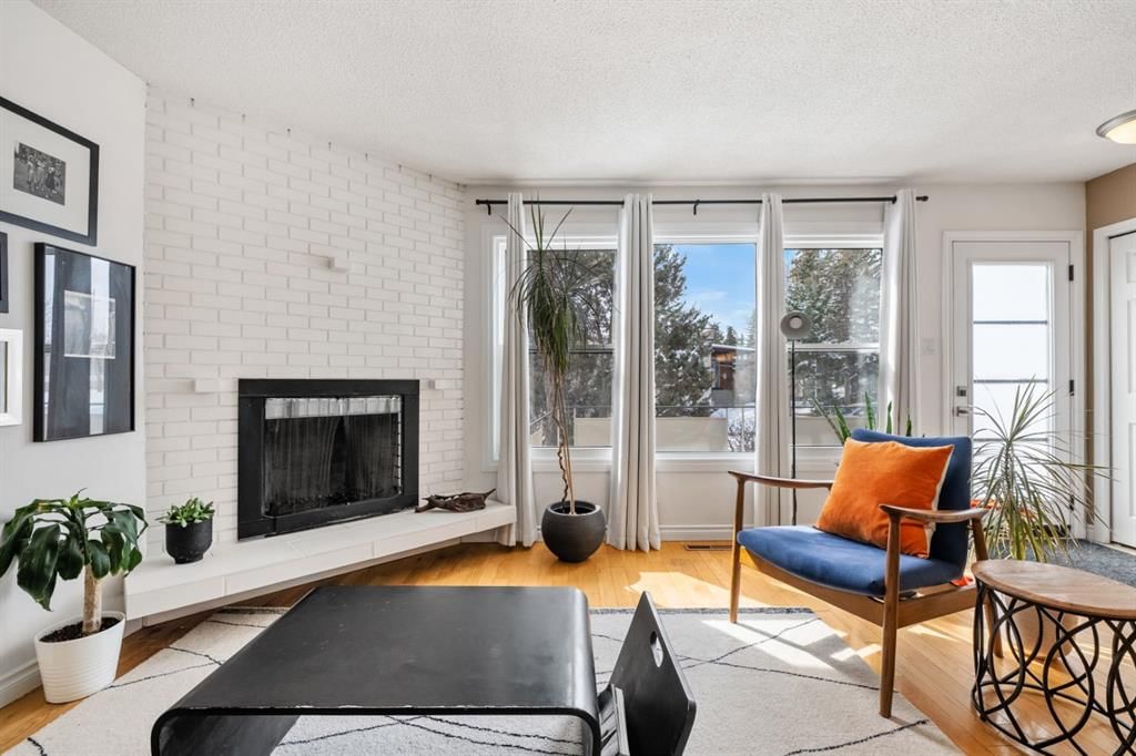 30 Hilton Avenue NW, Calgary — photo 3 of 47