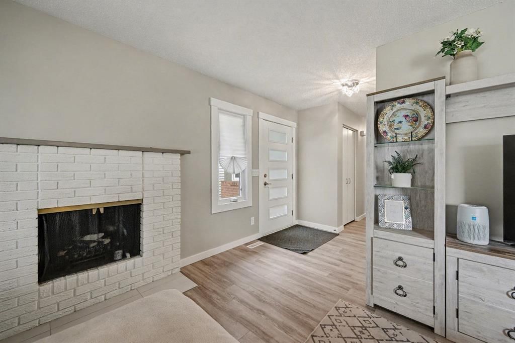 47 Sunhurst Court SE, Calgary — photo 5 of 37