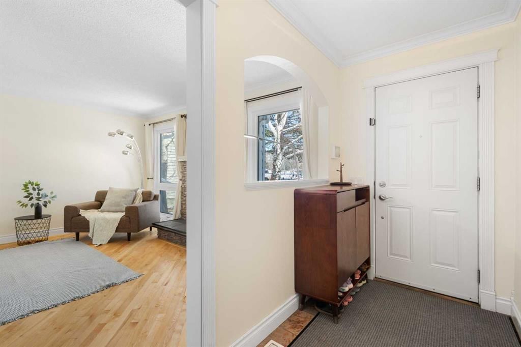 19 Edgedale Road NW, Calgary — photo 2 of 47