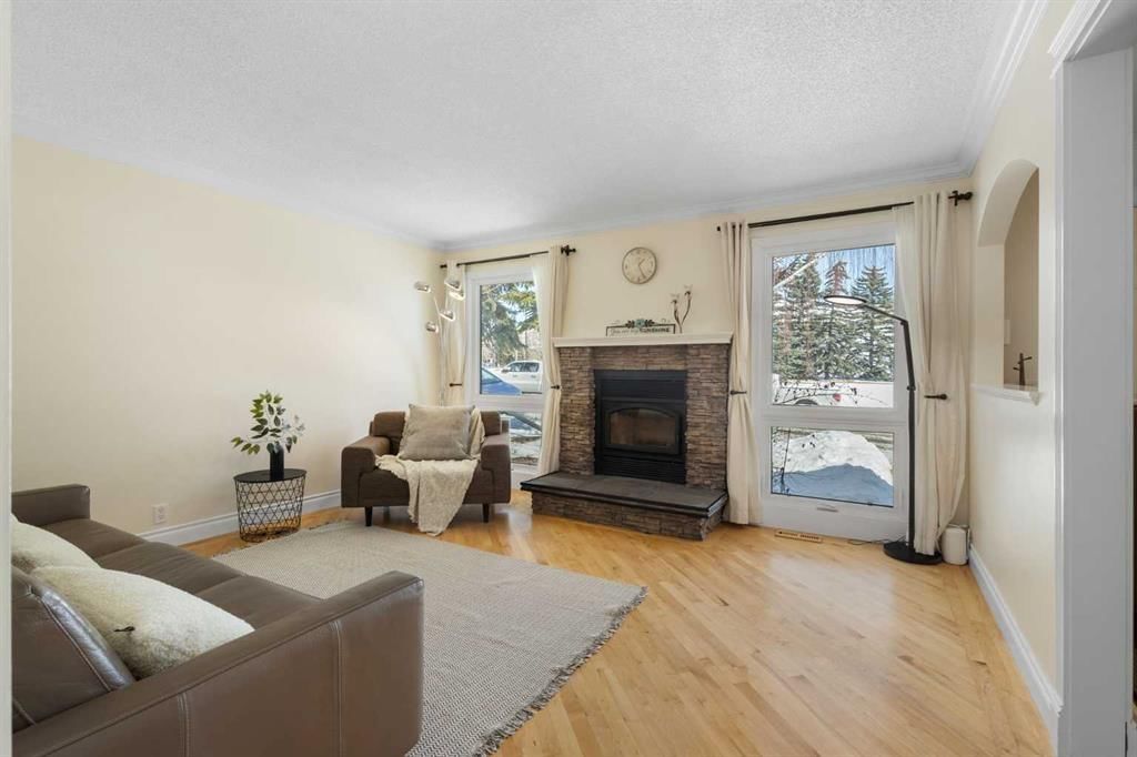 19 Edgedale Road NW, Calgary — photo 4 of 47