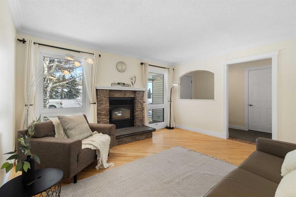 19 Edgedale Road NW, Calgary — photo 5 of 47