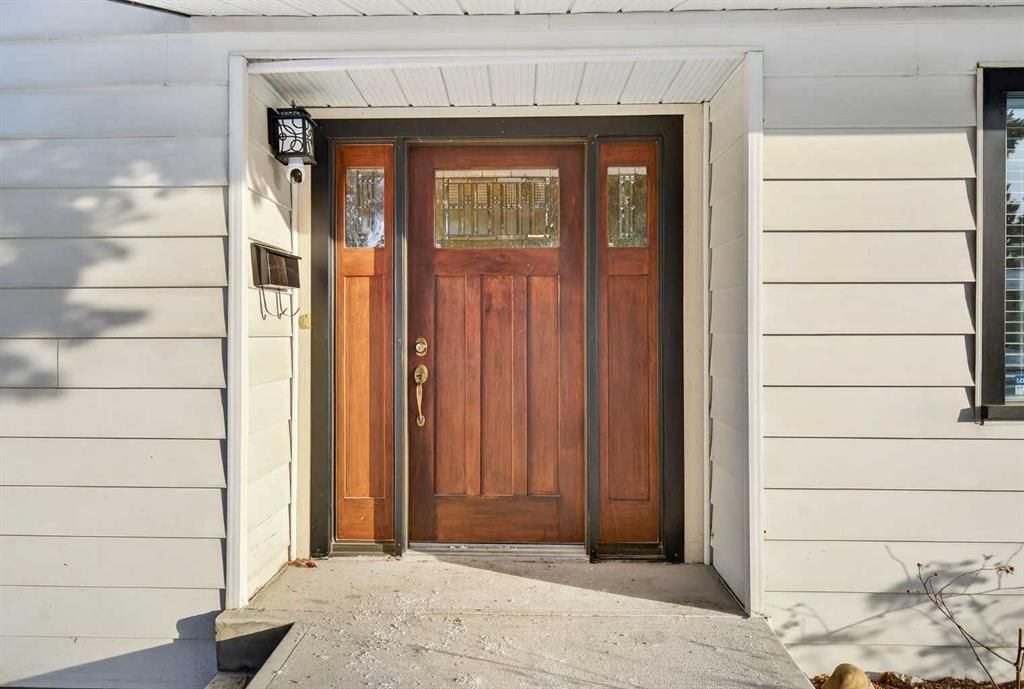 8416 7 Street SW, Calgary — photo 2 of 29