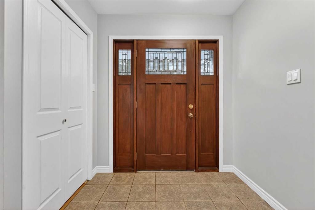 8416 7 Street SW, Calgary — photo 3 of 29