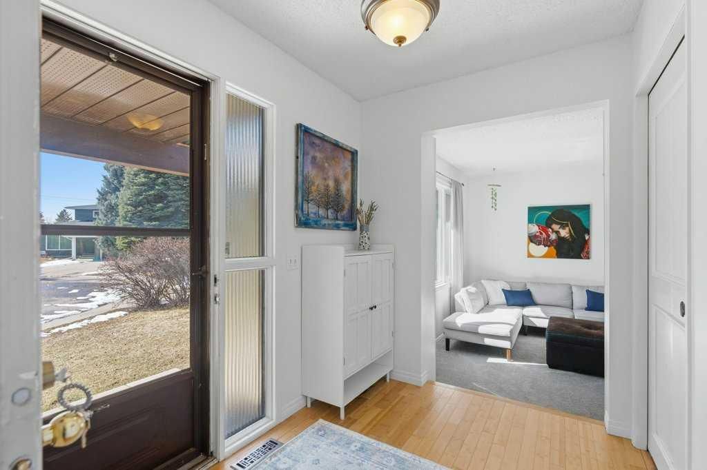 536 Woodhill Place SW, Calgary — photo 3 of 50