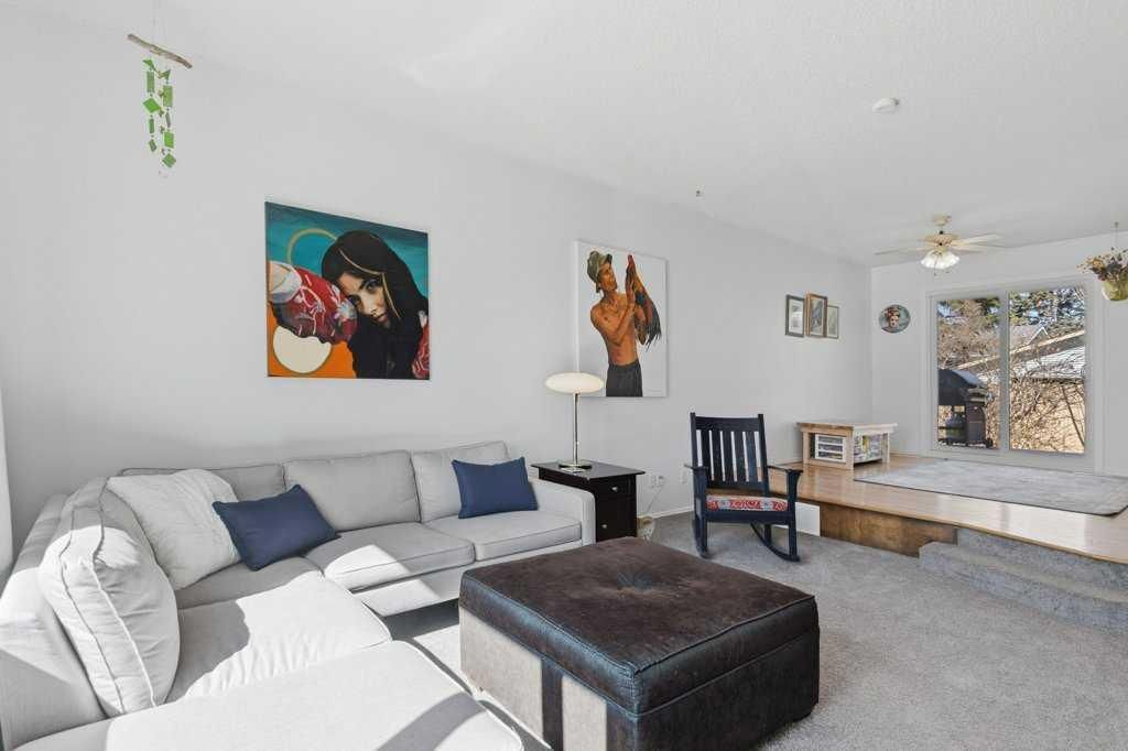 536 Woodhill Place SW, Calgary — photo 4 of 50