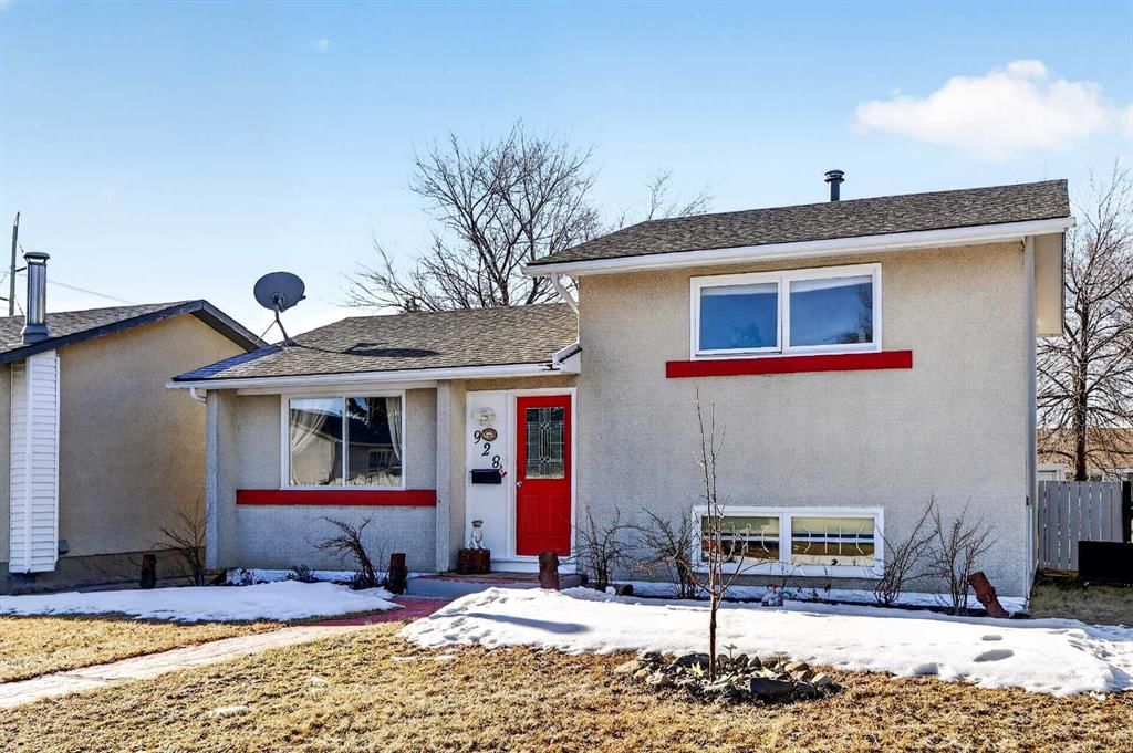 928 Pinecliff Drive NE, Calgary — photo 3 of 42