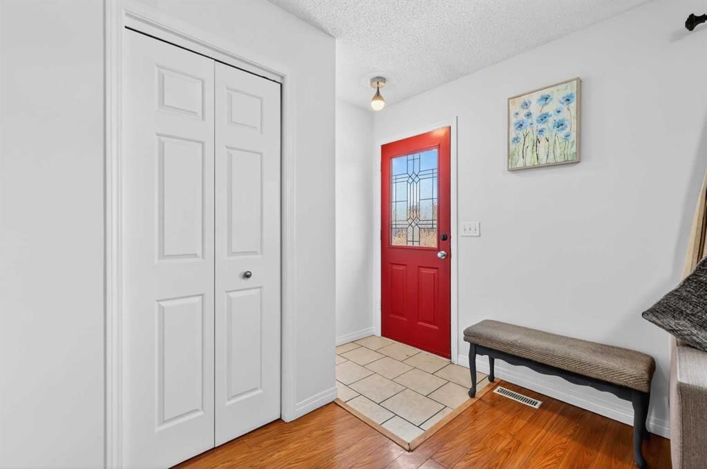 928 Pinecliff Drive NE, Calgary — photo 4 of 42