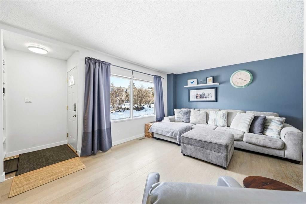773 Kingsmere Crescent SW, Calgary — photo 4 of 33