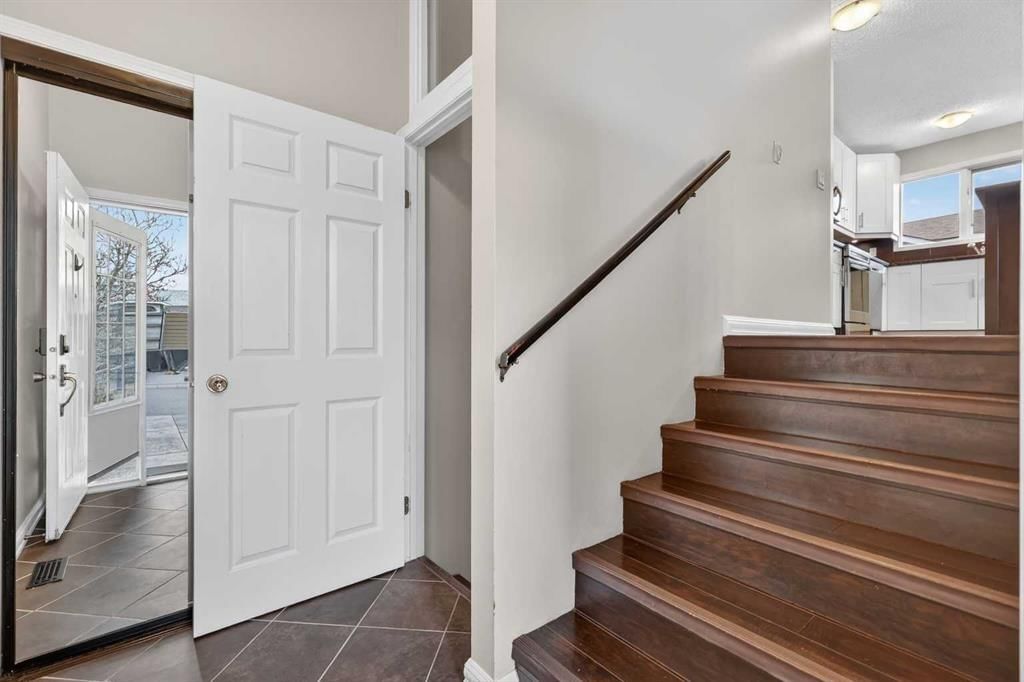 111 Sanderling Rise NW, Calgary — photo 3 of 40