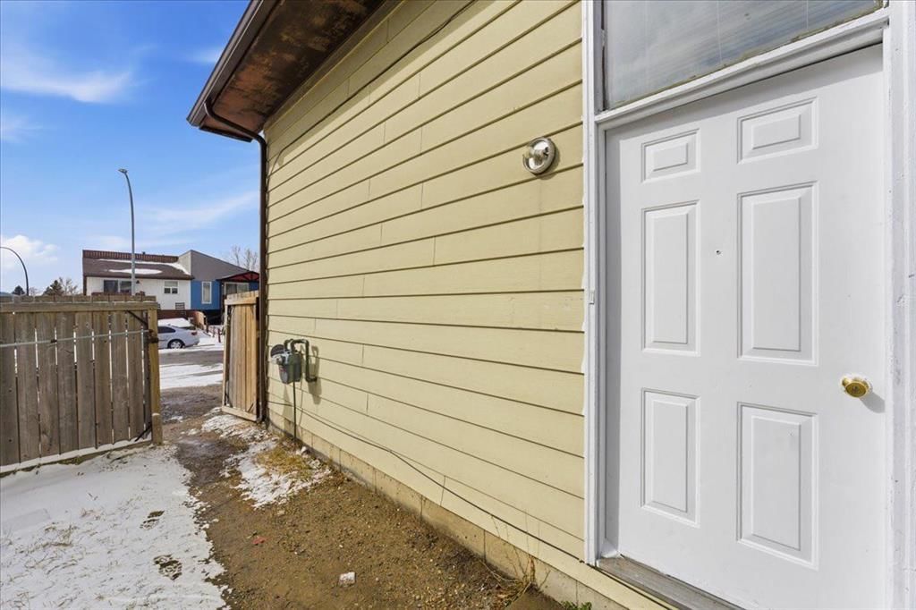 79 Fonda Drive SE, Calgary — photo 4 of 35