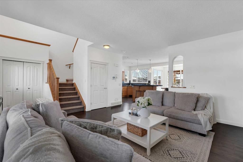 87 Prestwick Close SE, Calgary — photo 2 of 40