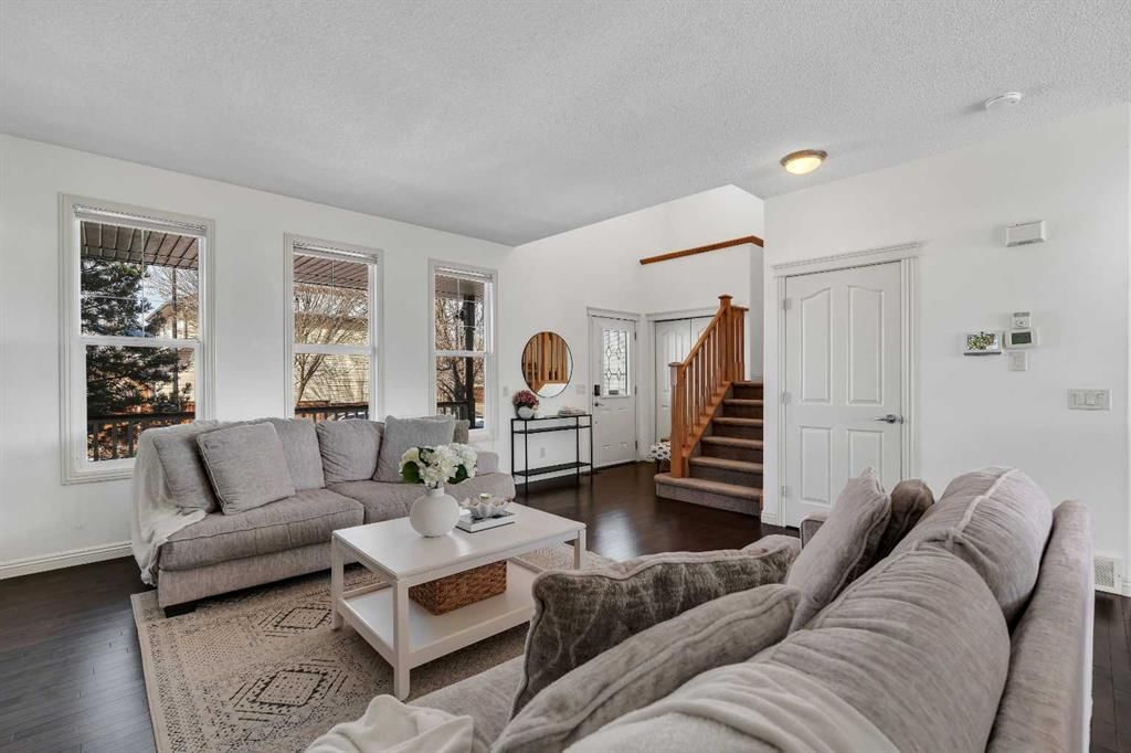 87 Prestwick Close SE, Calgary — photo 3 of 40