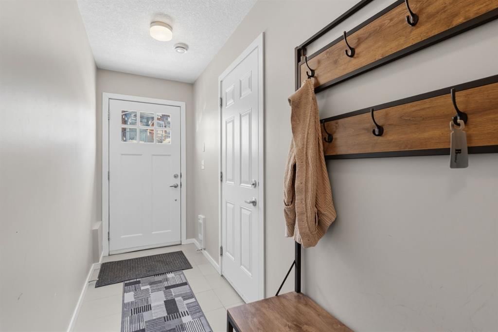 412 Ascot Circle SW, Calgary — photo 3 of 46