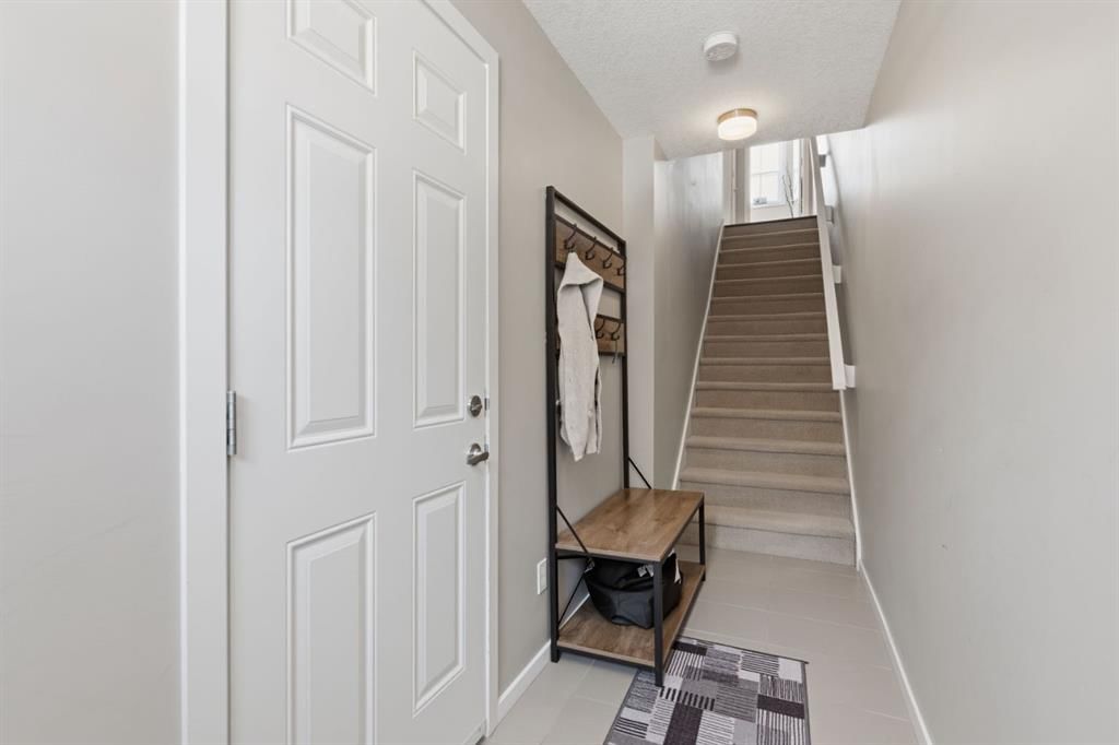 412 Ascot Circle SW, Calgary — photo 4 of 46