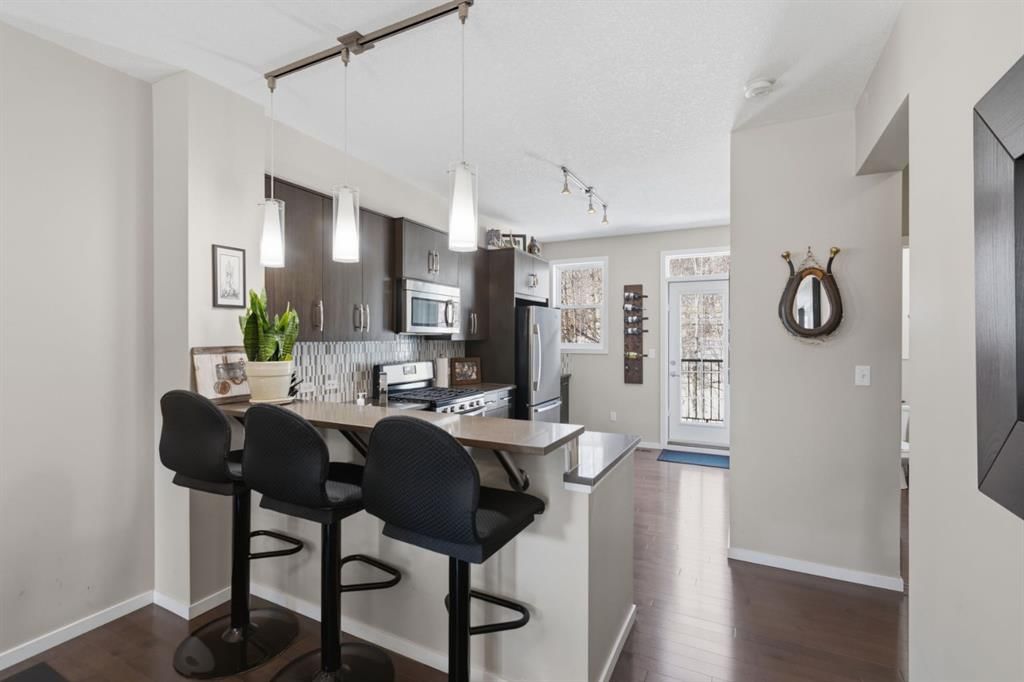 412 Ascot Circle SW, Calgary — photo 5 of 46