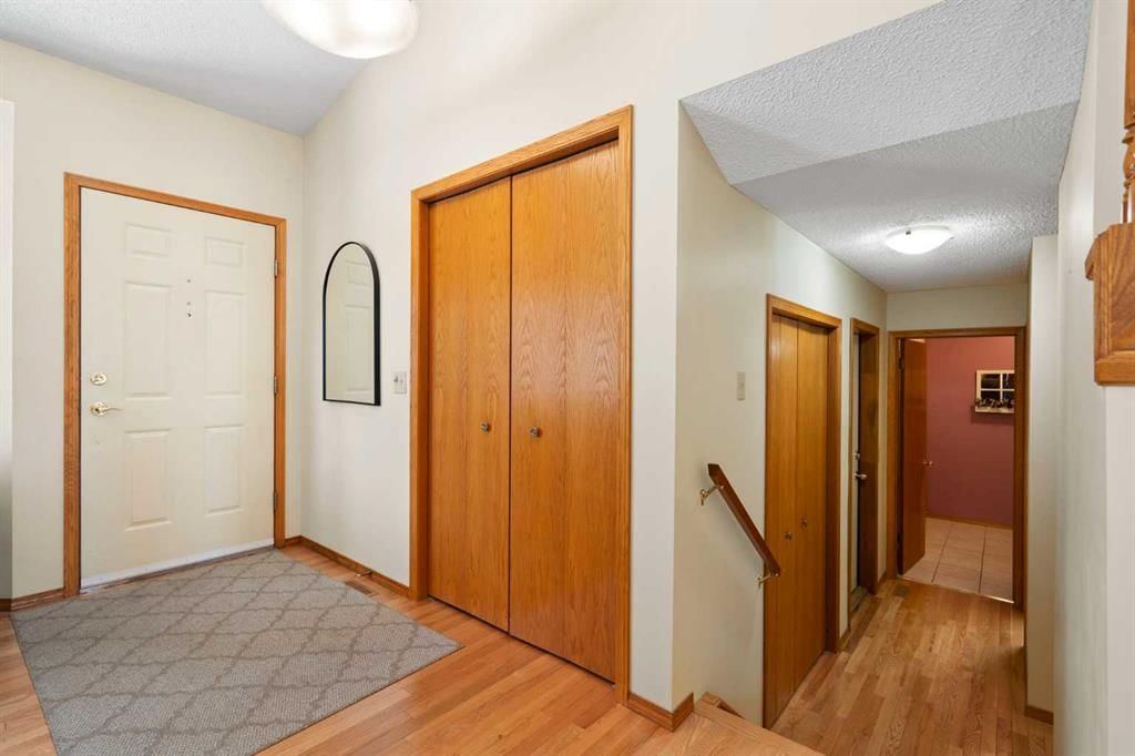 221 Scurfield Place NW, Calgary — photo 3 of 41