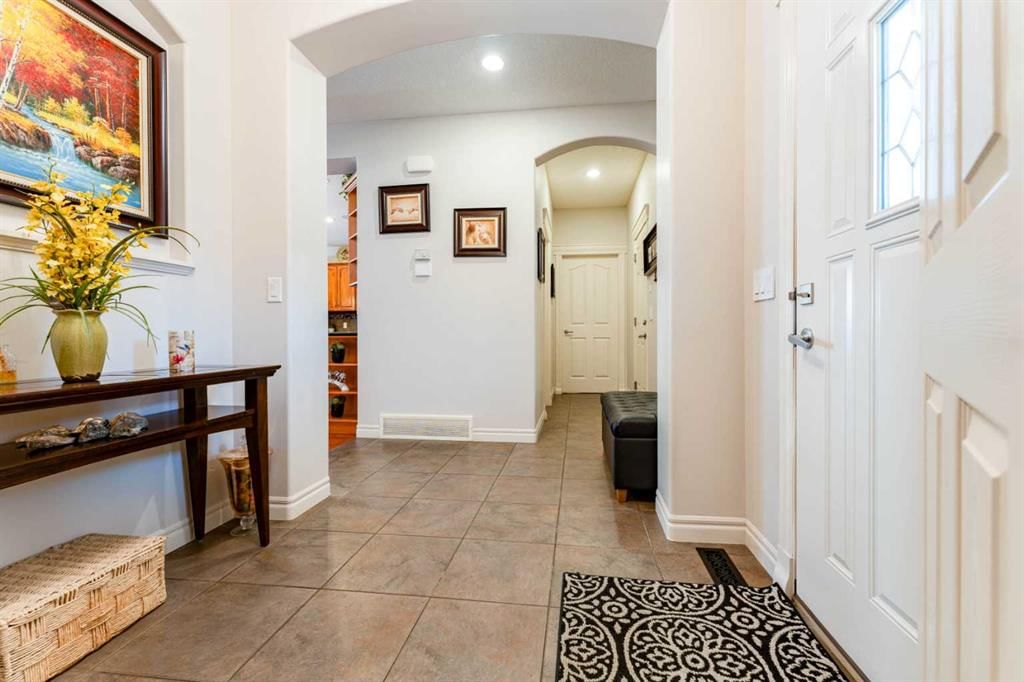 14 Bridlerange Circle SW, Calgary — photo 4 of 50