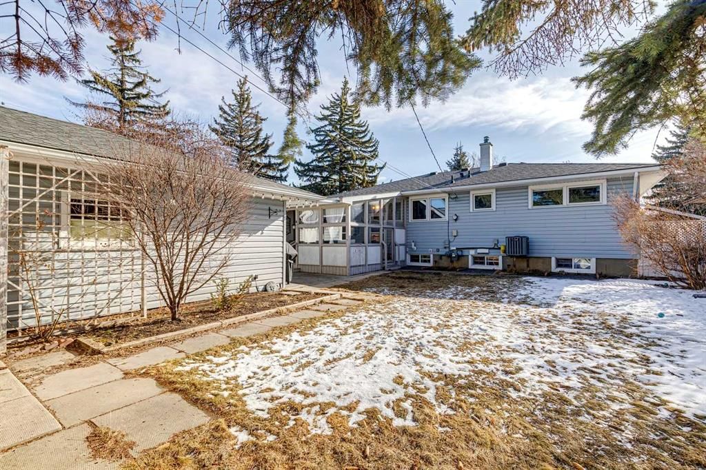 407 Arlington Drive SE, Calgary — photo 3 of 19