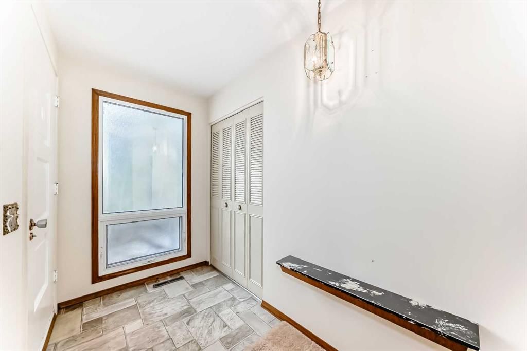 5116 33 Street NW, Calgary — photo 3 of 50