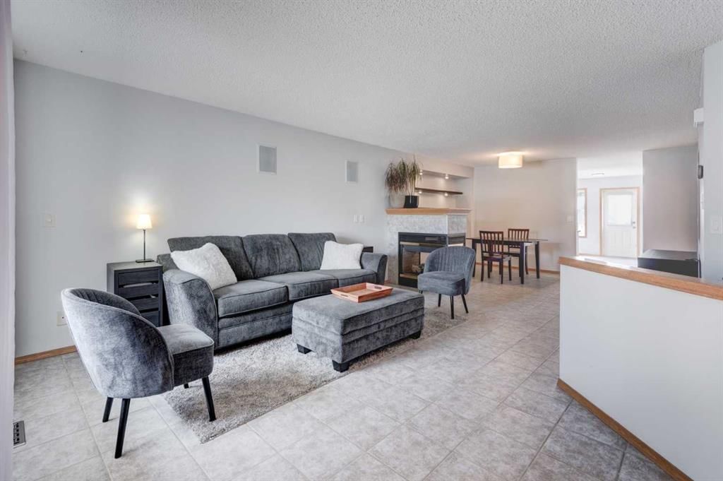 44 Somerglen Heath SW, Calgary — photo 3 of 37
