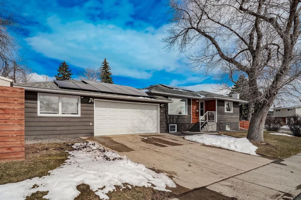 48 Carnarvon Way NW, Calgary — photo 3 of 45