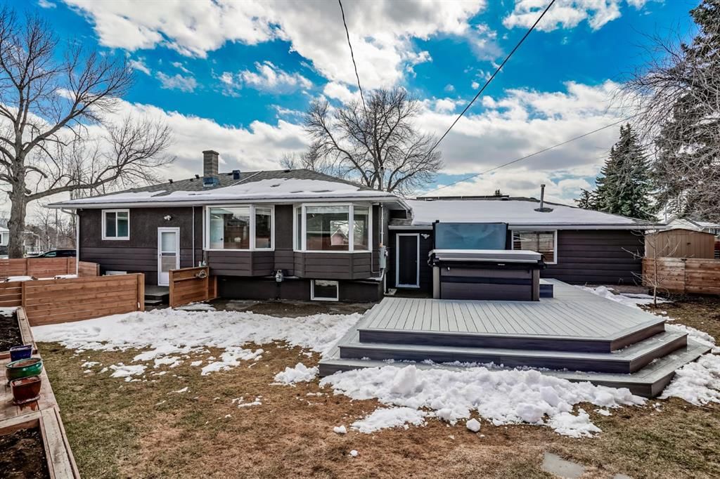 48 Carnarvon Way NW, Calgary — photo 4 of 45