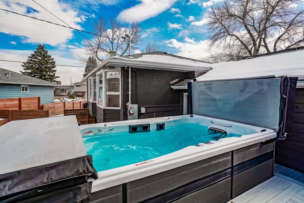48 Carnarvon Way NW, Calgary — photo 5 of 45