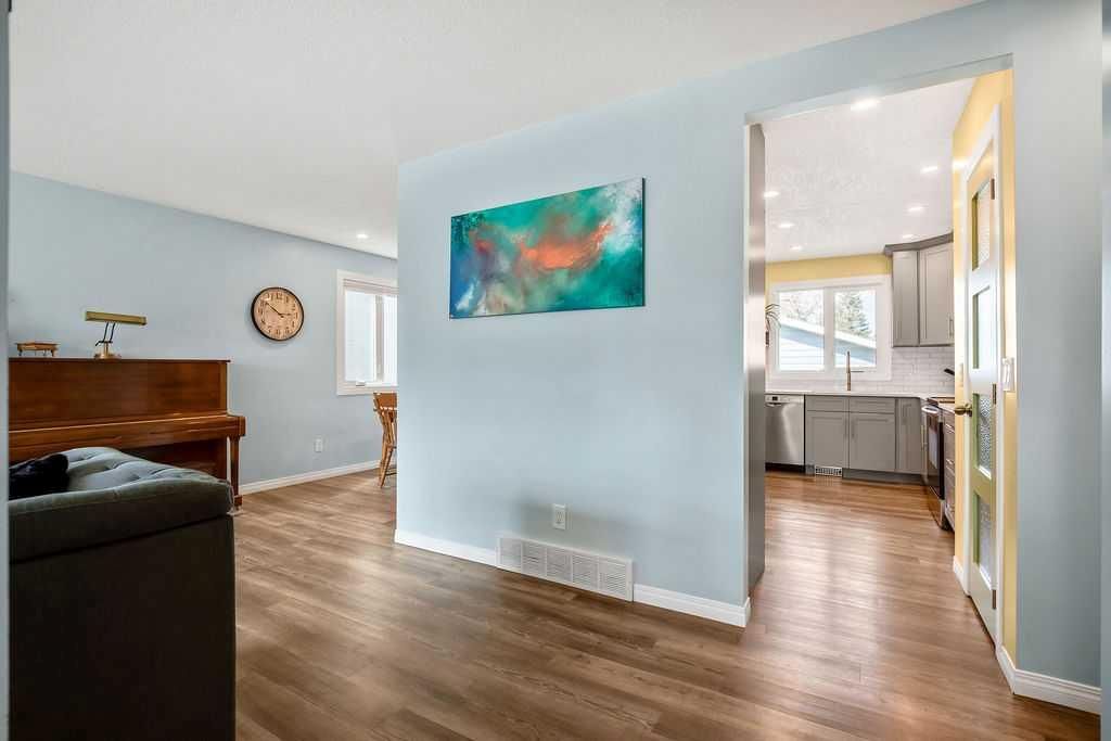 264 Midridge Crescent SE, Calgary — photo 4 of 50
