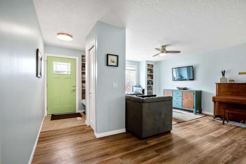 264 Midridge Crescent SE, Calgary — photo 5 of 50