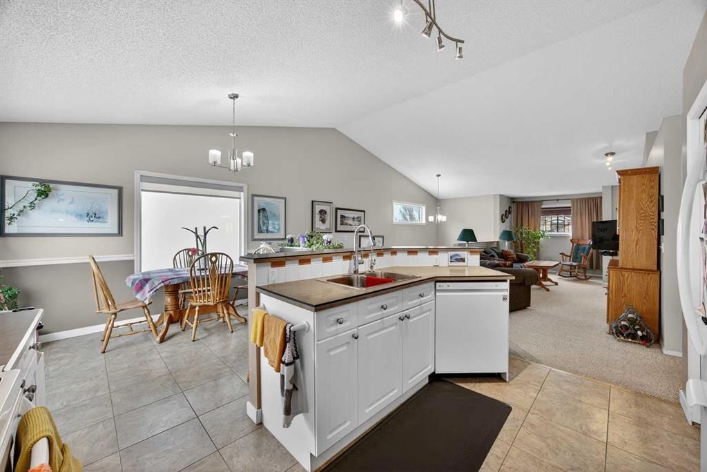 466 Douglas Glen Boulevard SE, Calgary — photo 2 of 33