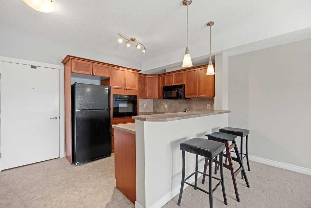 122, 60 Royal Oak Plaza NW, Calgary — photo 5 of 33