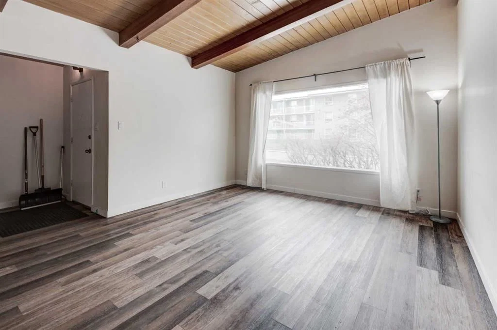 717 67 Avenue SW, Calgary — photo 5 of 31