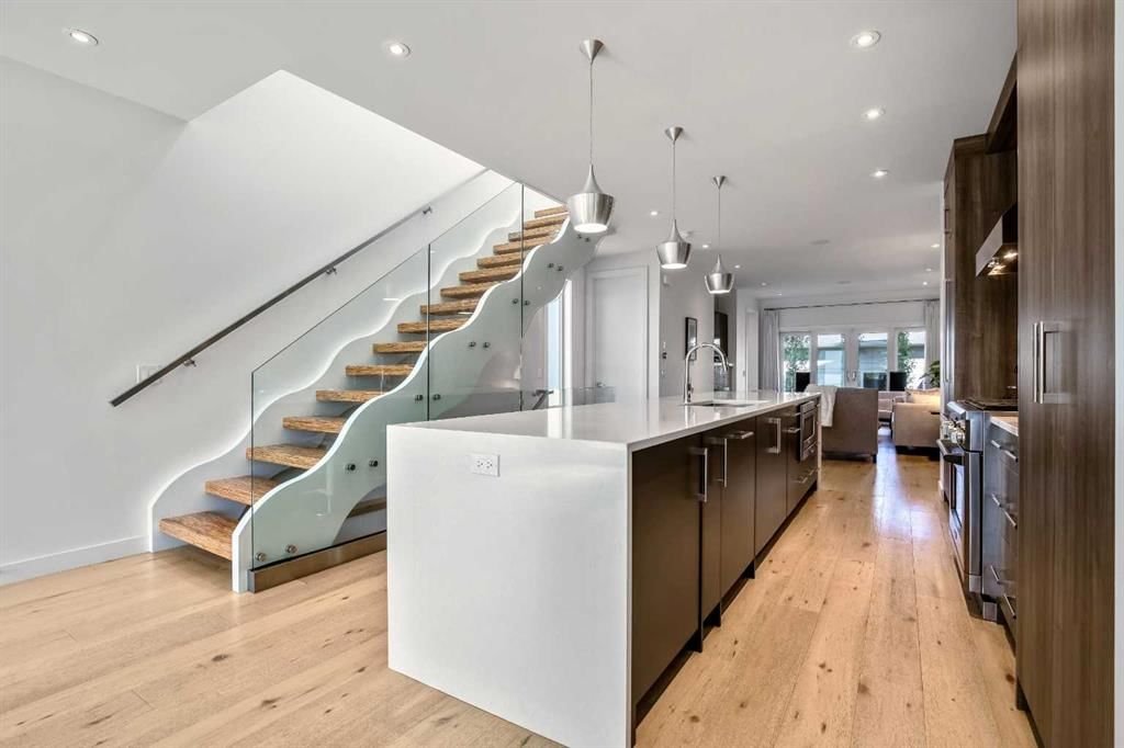 2136 53 Avenue SW, Calgary — photo 5 of 47