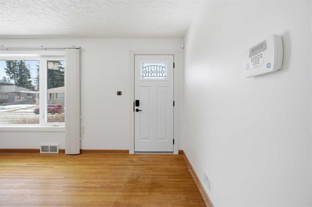 2024 36 Street SW, Calgary — photo 3 of 33