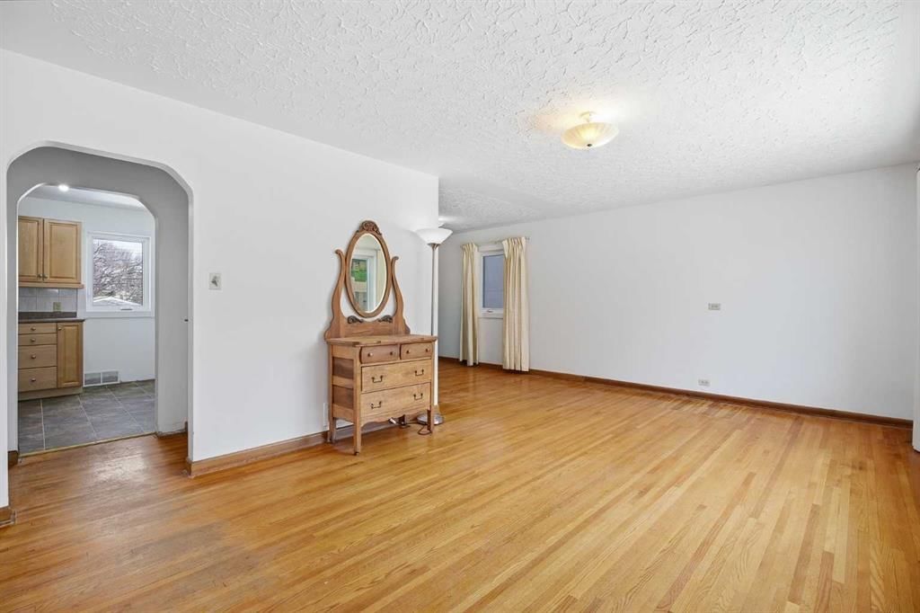 2024 36 Street SW, Calgary — photo 4 of 33