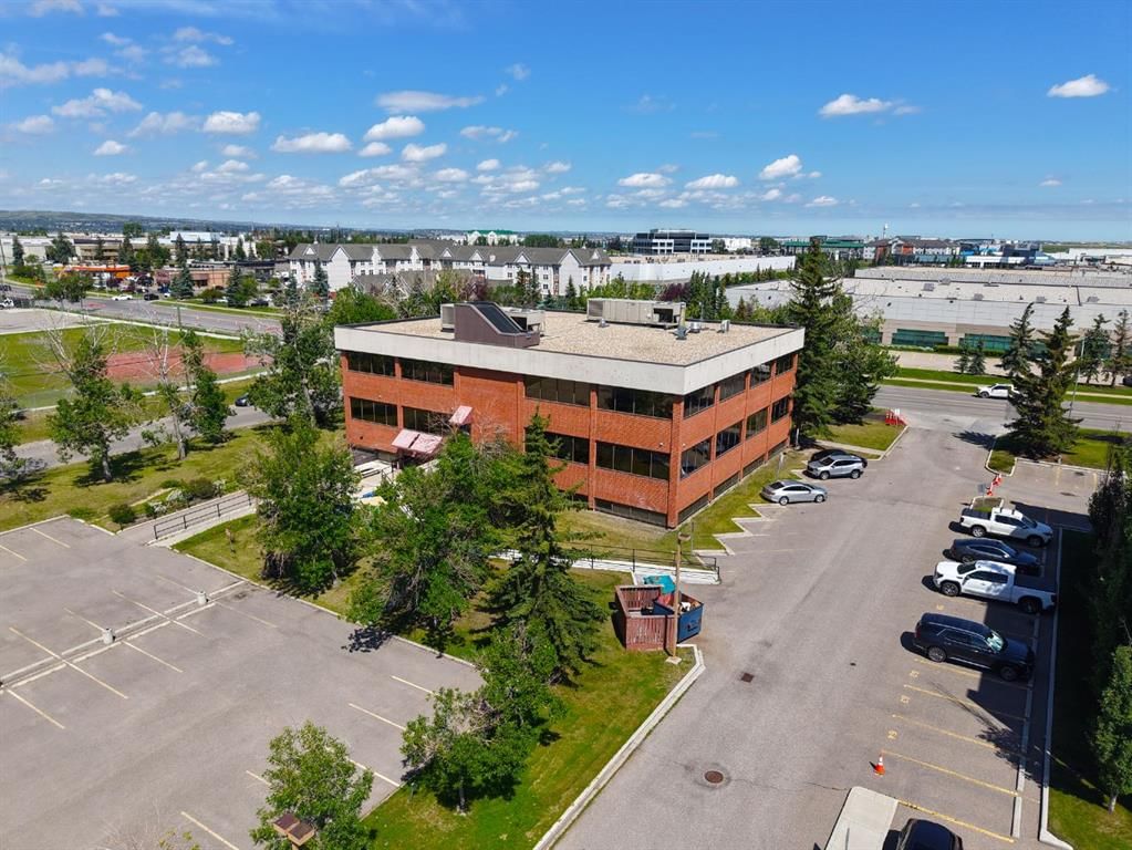 2711 39 Avenue NE, Calgary — main listing photo