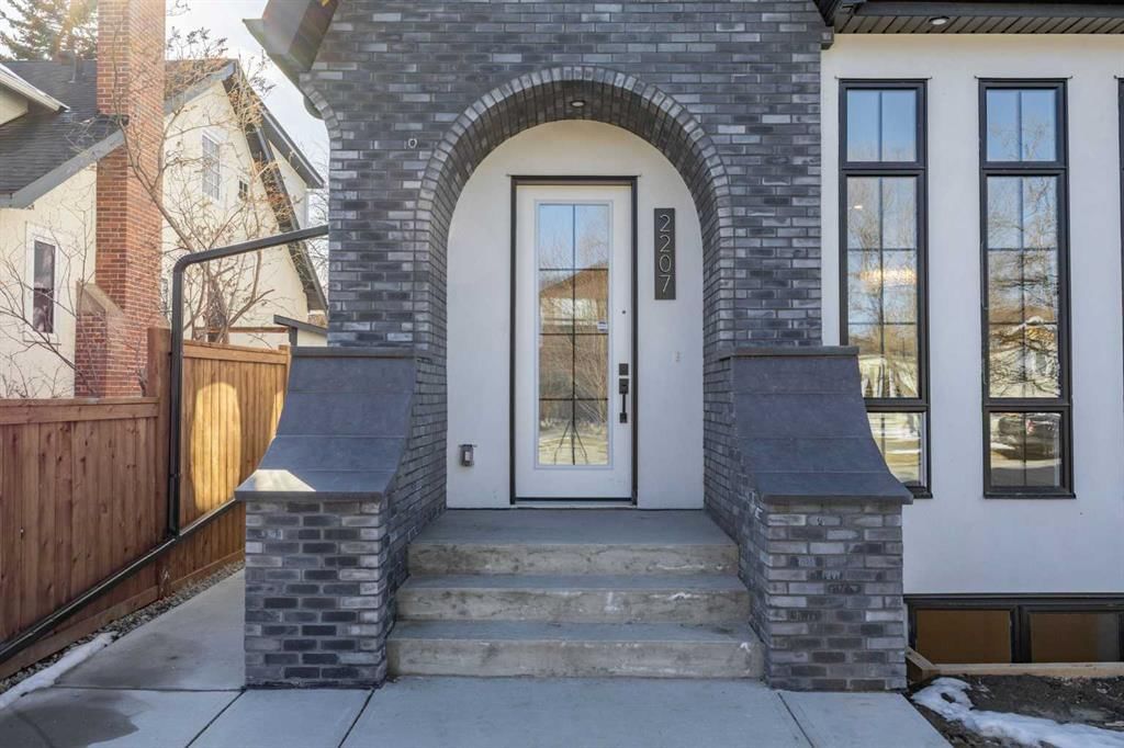 2207 26a Street SW, Calgary — photo 3 of 50