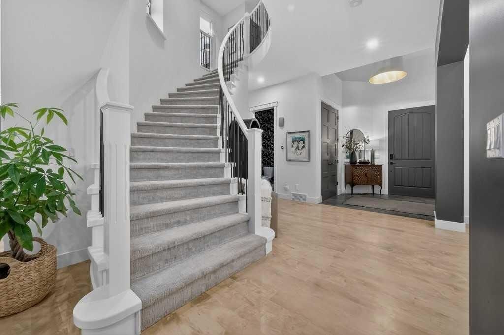55 Cougar Plateau Circle SW, Calgary — photo 4 of 49