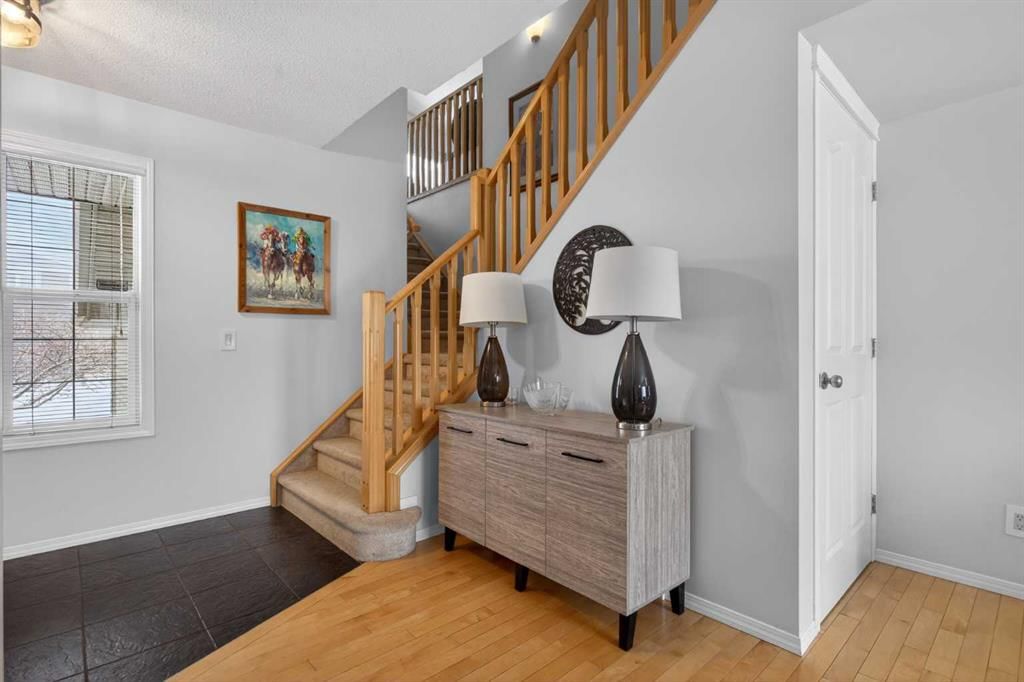 6 Royal Birch Rise NW, Calgary — photo 5 of 37