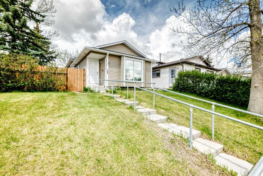 36 Castleglen Way NE, Calgary — photo 2 of 49