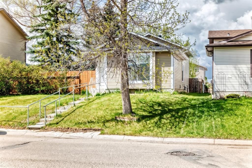 36 Castleglen Way NE, Calgary — photo 3 of 49