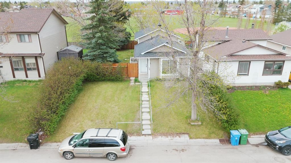 36 Castleglen Way NE, Calgary — photo 4 of 49