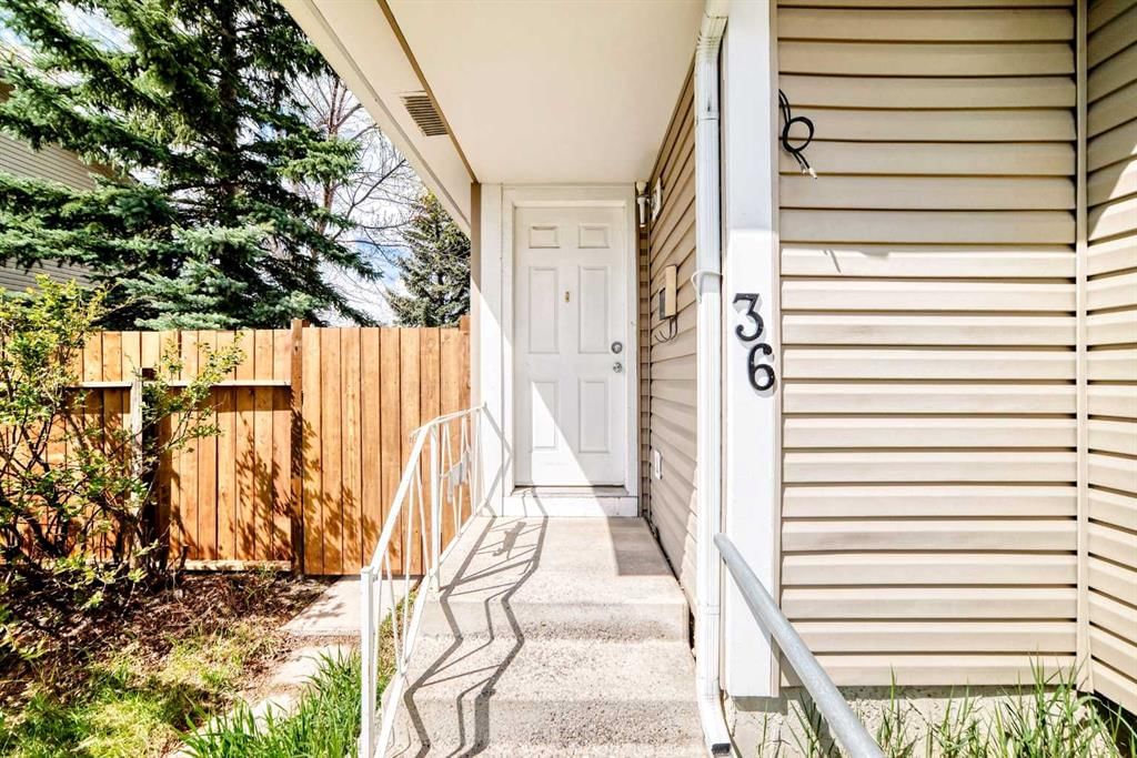 36 Castleglen Way NE, Calgary — photo 5 of 49