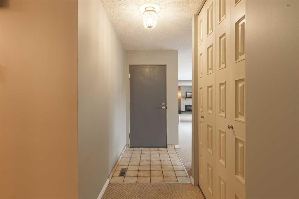 3035 Cedar Ridge Drive SW, Calgary — photo 5 of 38