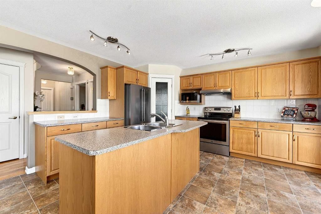 219 Hidden Ranch Circle NW, Calgary — photo 2 of 50