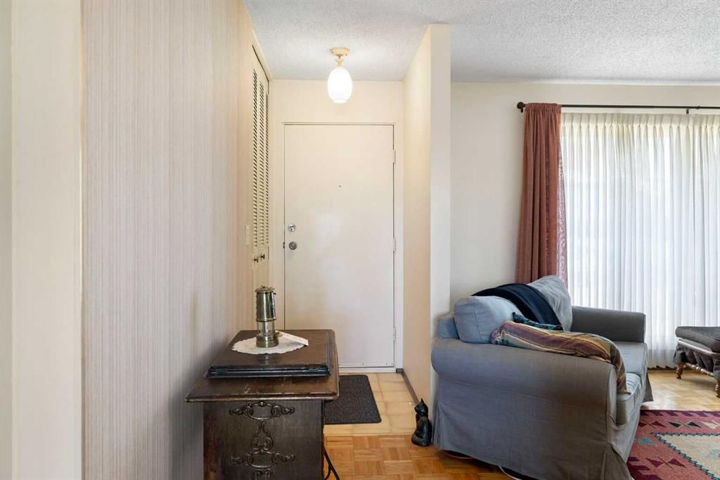 472 Cedarpark Drive SW, Calgary — photo 5 of 41