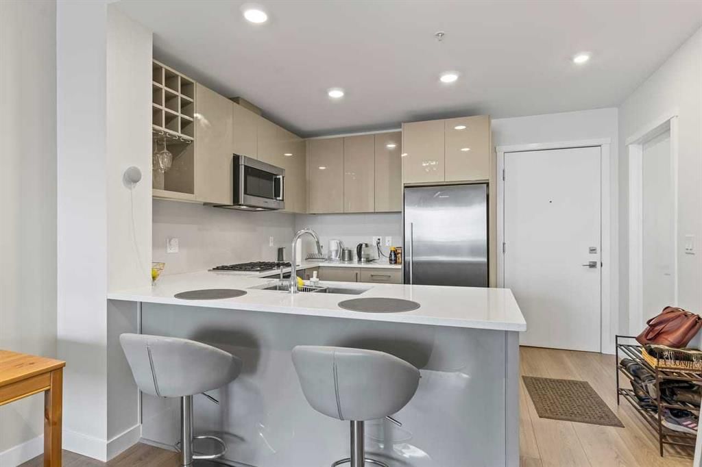 209, 301 10 Street NW, Calgary — main listing photo